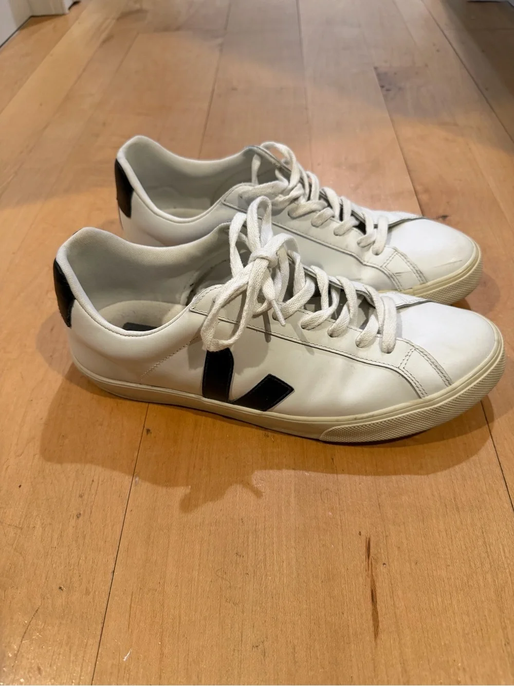 VEJA Men’s White Leather Sneakers Black V Logo Size 11